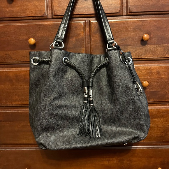 Michael Kors Large Jet Set Black Tote - Picture 2 of 7